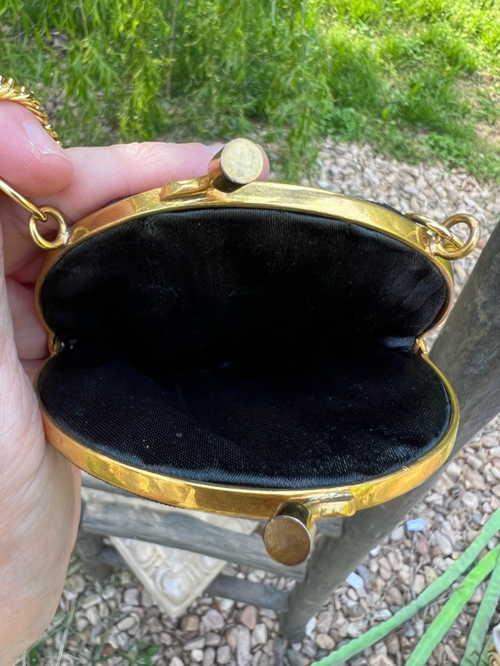 Vintage-Inspired Black Floral Embroidered Crossbody Bag - Picture 3 of 4